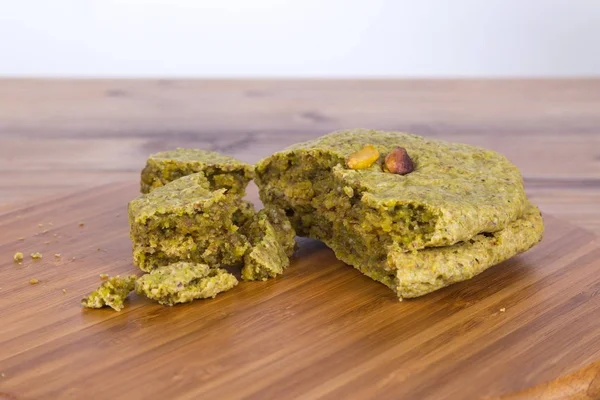 Ahşap arka plan üzerinde fıstıklı kurabiye