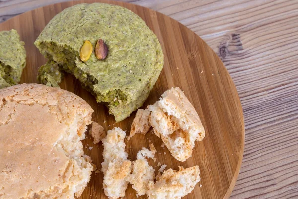 Galleta con pistacho sobre fondo de madera — Foto de Stock