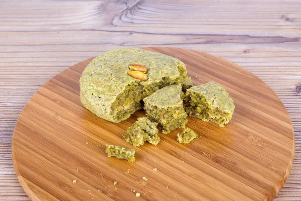 Ahşap arka plan üzerinde fıstıklı kurabiye