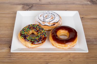 Ahşap arka plan üzerinde nefis poğaça