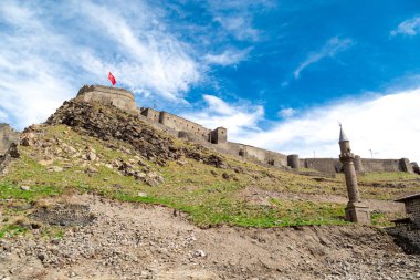 Kars Kalesi çayır tepe üzerinde