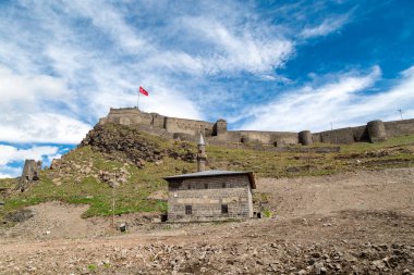 Kars Kalesi çayır tepe üzerinde