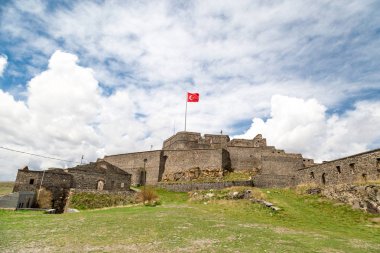 Kars Kalesi çayır tepe üzerinde