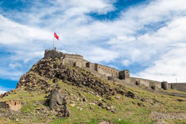 Kars Kalesi çayır tepe üzerinde
