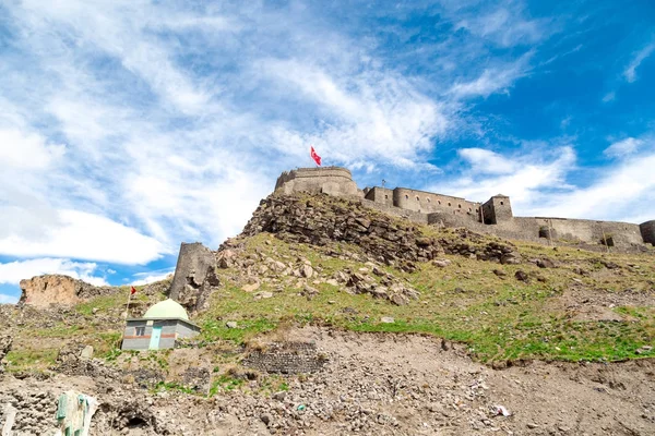 Kars Kalesi çayır tepe üzerinde
