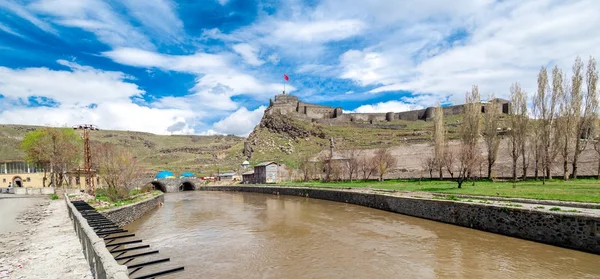Kars rivier met Kars kasteel — Stockfoto