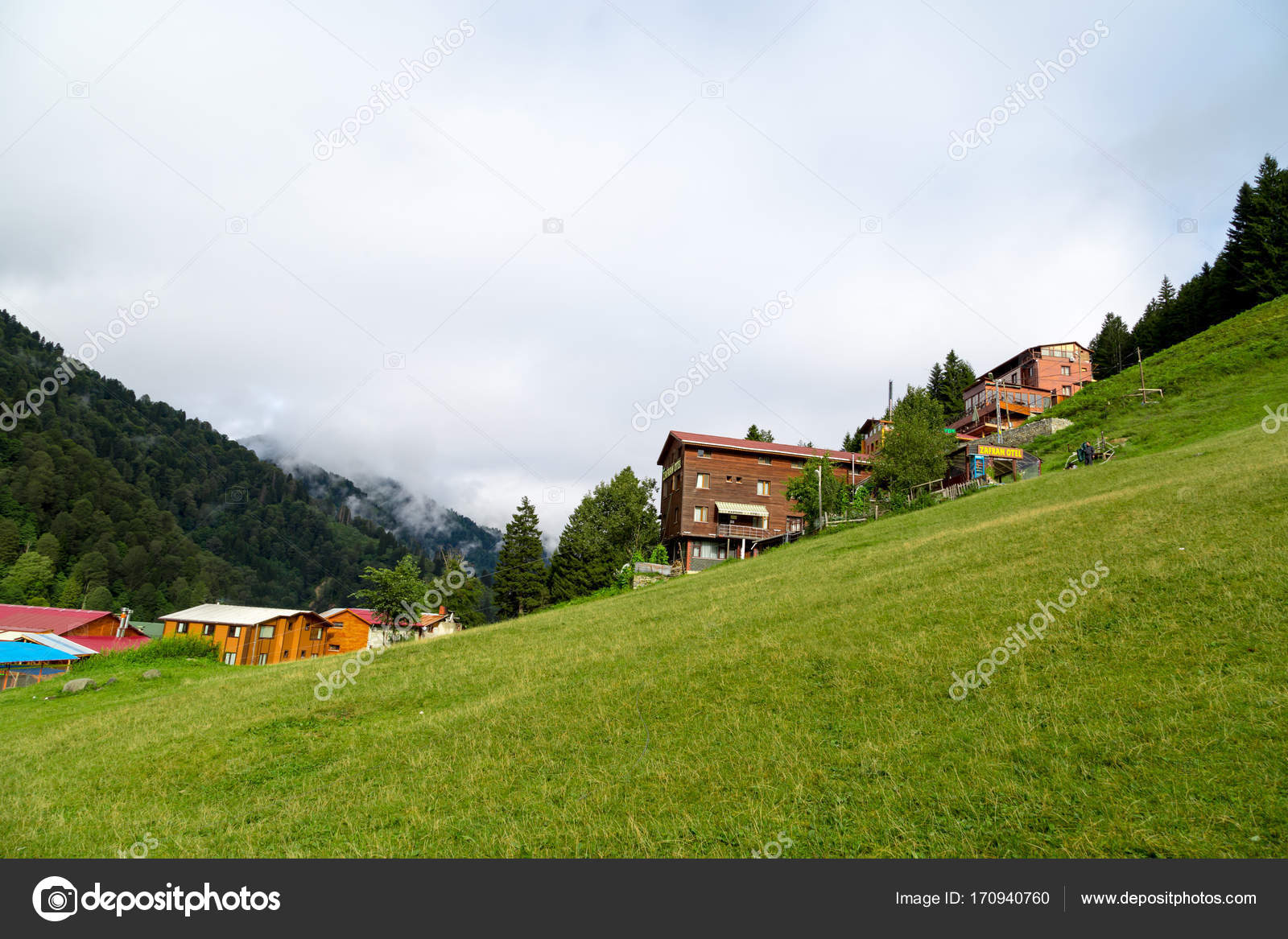 Berghäuser auf dem Ayder-Plateau — Redaktionelles Stockfoto
