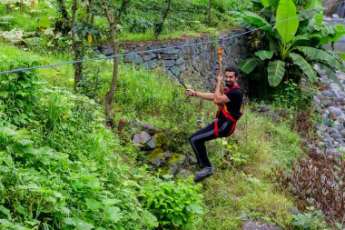 Adam Zip hattını Rize fırtına Nehri üzerinde