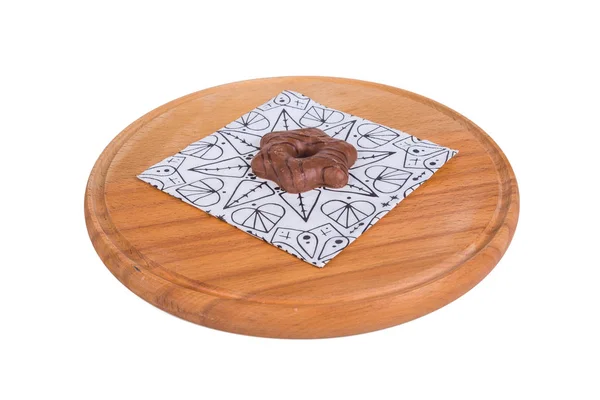 Шоколадное печенье на деревянной тарелке — стоковое фото