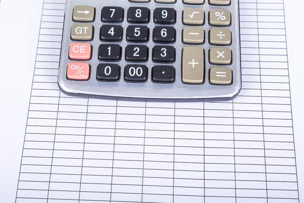 Калькулятор на бланке отчёта — стоковое фото