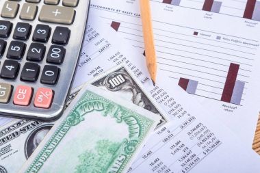 Doları banknot kalem ve grafik grafik hesap makinesi ile