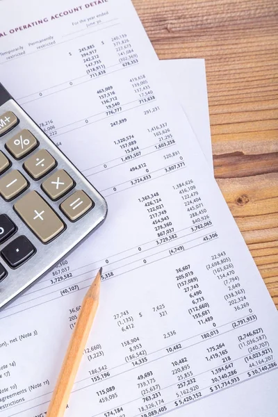 Pencil and Calculator on Earning Report — Stock Photo, Image