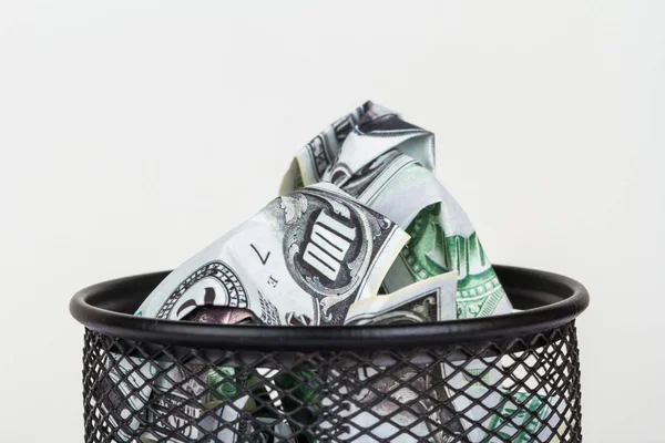 Banconote in Dollaro all'interno del cestino della spazzatura — Foto Stock