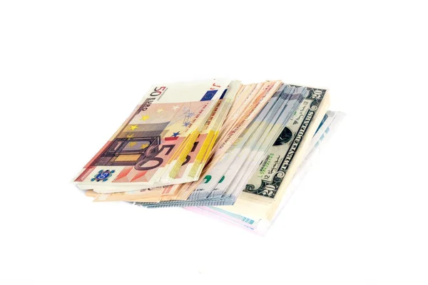 Стопка многих банкнот на белом — стоковое фото