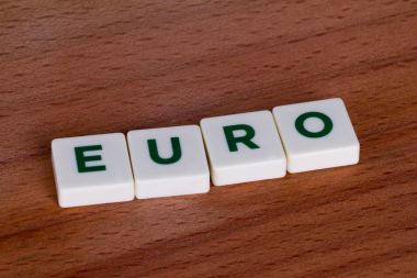 Ahşap zemin üzerine yeşil harflerle Euro kelime