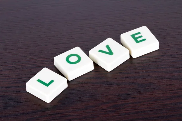 Palavra de amor com letras sobre fundo de madeira — Fotografia de Stock