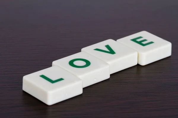 Word verliefd-Letters op houten achtergrond — Stockfoto