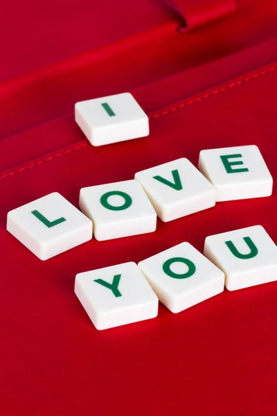 Word hou van je met Letters op rode achtergrond — Stockfoto