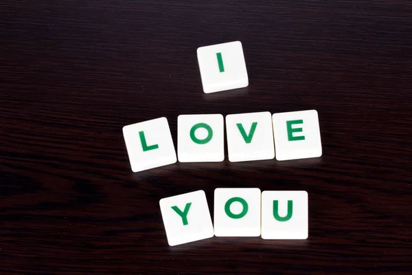 Palavra te amo com letras sobre fundo de madeira — Fotografia de Stock