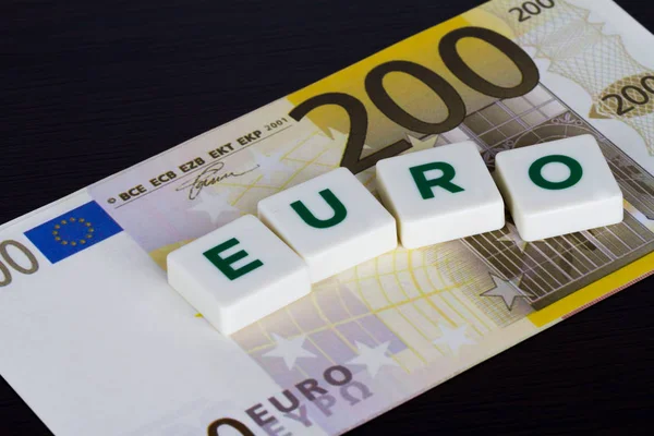 Ευρώ λέξη με πράσινα γράμματα και τραπεζογραμματίων ευρώ — Φωτογραφία Αρχείου