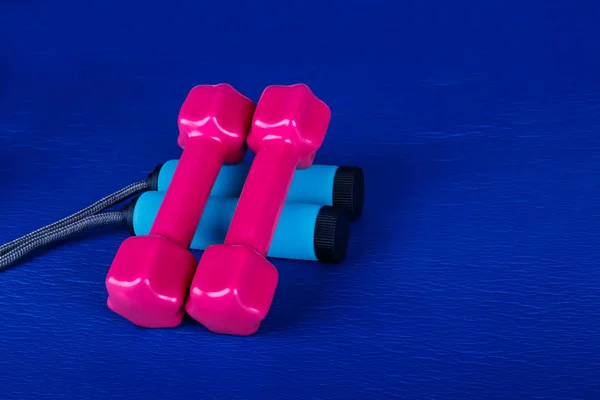 Αλτήρα και παρακάμπτοντας σχοινί στο μπλε Yoga Mat — Φωτογραφία Αρχείου