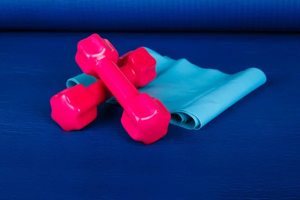 Gumki i różowy hantle na Pilates Mat — Zdjęcie stockowe