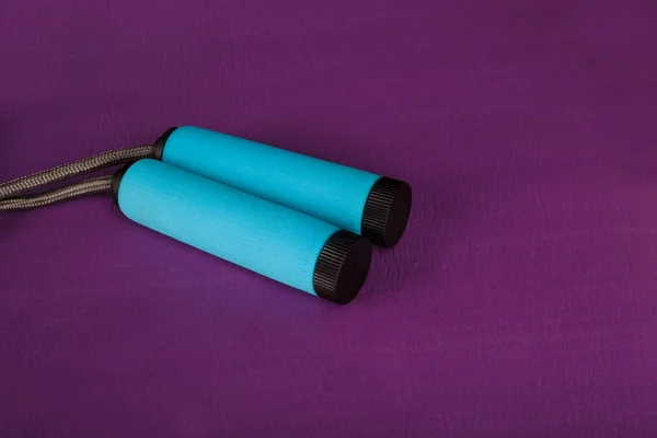 Springtouw op Yoga of Pilates Mat — Stockfoto