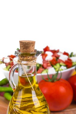 Saf zeytin yağı sağlıklı salata ile detaylı şişe