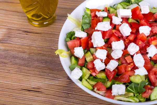 Bol de salade verte saine sur fond en bois — Photo