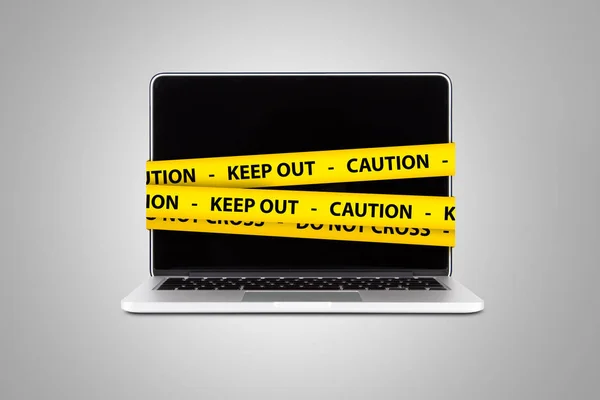 Vorsicht und Halten Sie Bänder auf Laptop mit leerem Bildschirm — Stockfoto