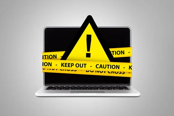 Triangel varningsskylt med utropstecken på bärbar dator — Stockfoto