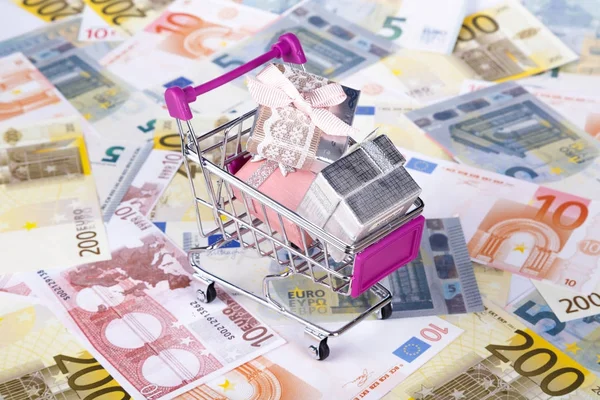 Alışveriş sepeti ve Conce tüketen hediye kutuları ile euro banknot