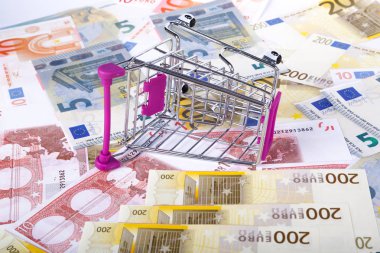 Alışveriş sepeti kavramı tüketen ile euro banknot