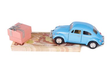 Türk Lirası banknotların oyuncak araba ve hediye kutusu ekonomi kavramı ile