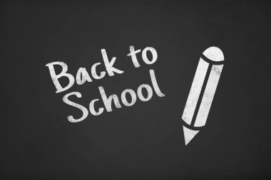 Tebeşir tahtası üzerinde kalem ile okul kavramı geri