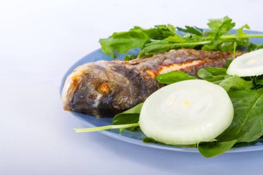 Izgara balık yeşil ile hizmet