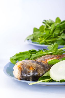 Izgara balık yeşil ile hizmet