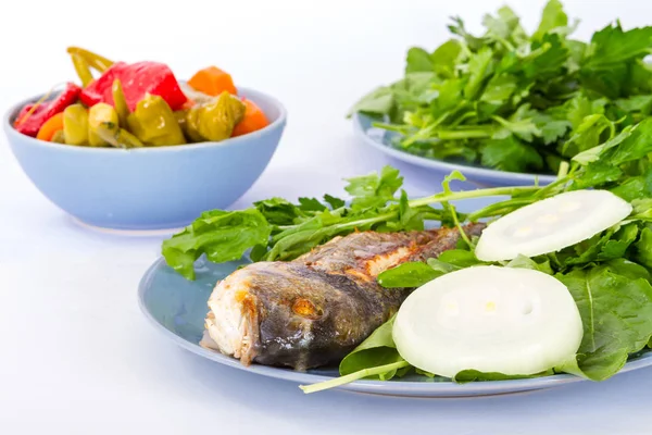 Izgara balık yeşil ile hizmet