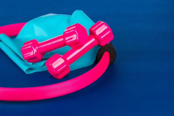 Close-up van Pilates cirkel, halter, Band op blauwe Yoga Mat — Stockfoto
