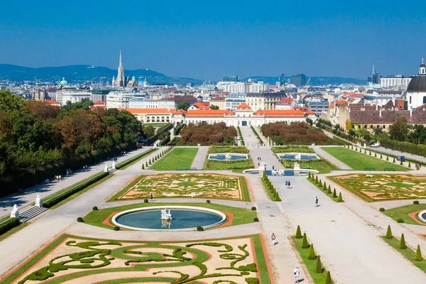 Вид на сад дворца Бельведер с Верхнего Бельведера — стоковое фото