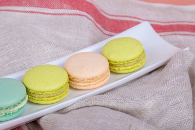 Nefis Macarons beyaz tabak içinde hizmet