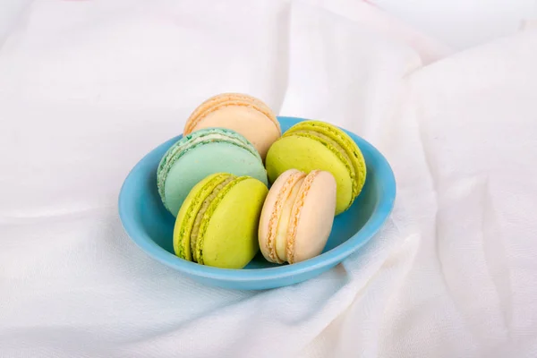 Leckere Macarons im Teller serviert — Stockfoto