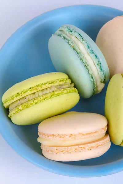 Leckere Macarons im Teller serviert — Stockfoto