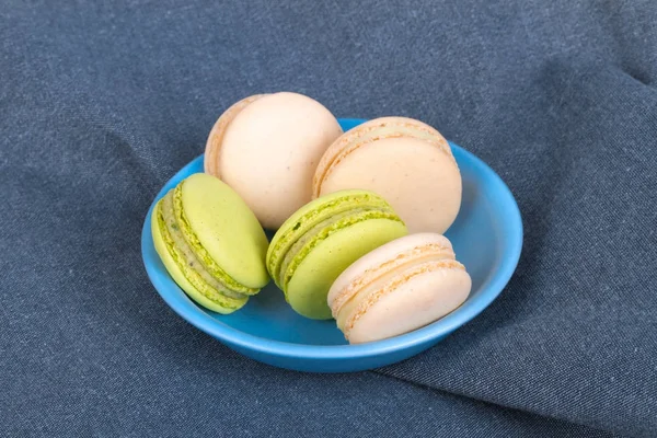 Leckere Macarons im Teller serviert — Stockfoto