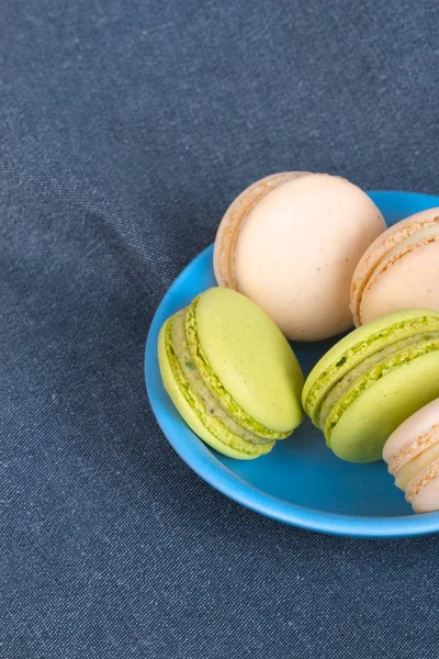 Macarons gostosos servidos na placa — Fotografia de Stock