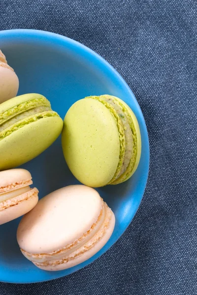 Leckere Macarons im Teller serviert — Stockfoto