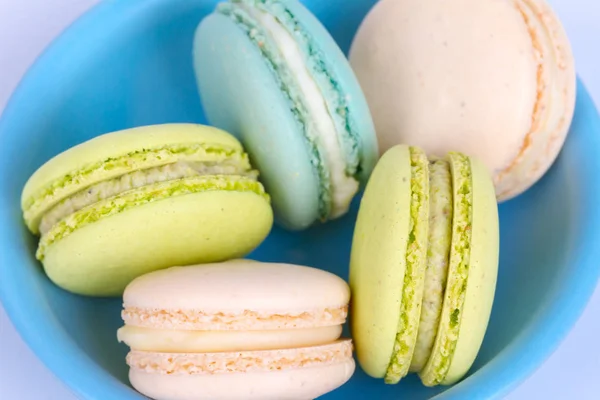 Leckere Macarons im Teller serviert — Stockfoto