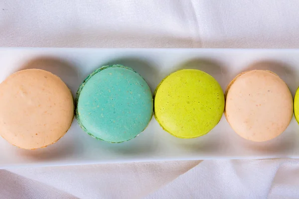 Leckere Macarons auf weißem Teller serviert — Stockfoto