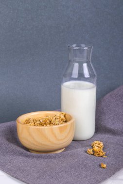 Kase müsli tahıl ve şişe süt ile sağlıklı kahvaltı