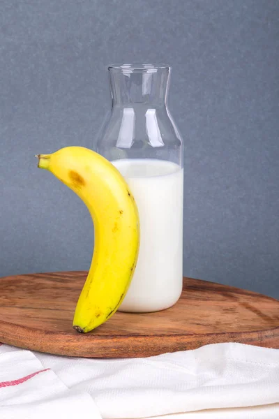 Gezond ontbijt met Muesli graan in kom en melk in fles — Stockfoto